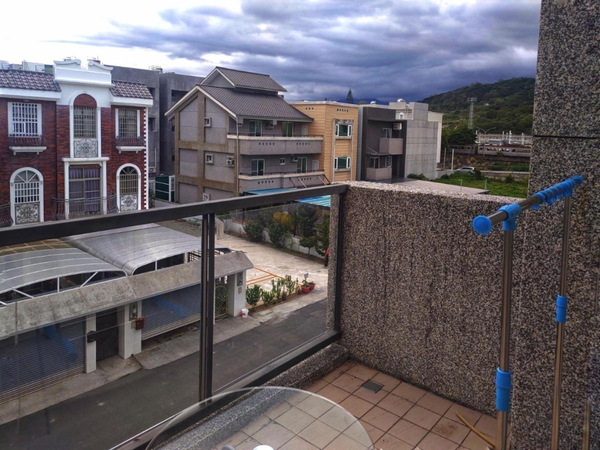 Railway Traveler B&B Taitung Екстериор снимка